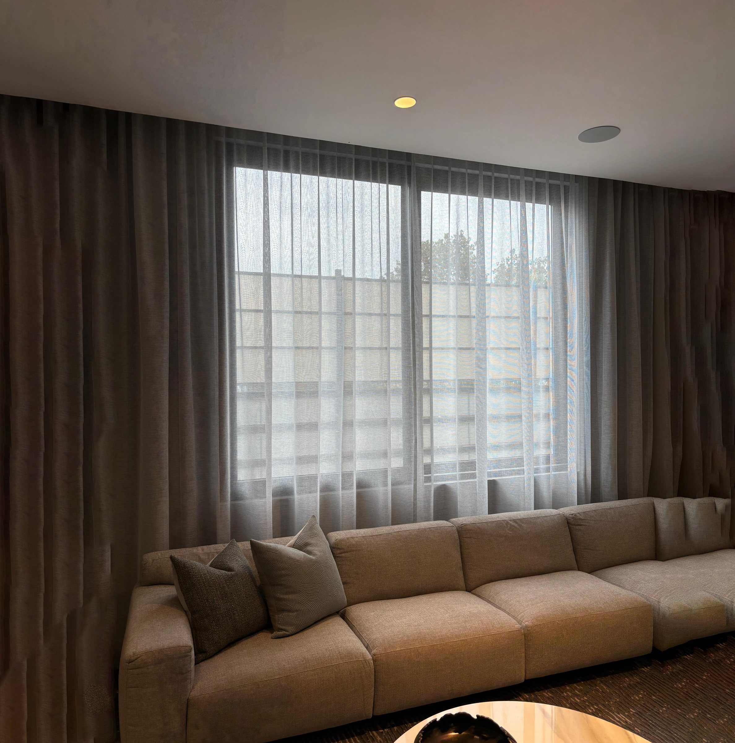 Casa Cumbres — cortinas traslúcidas en sala residencial
